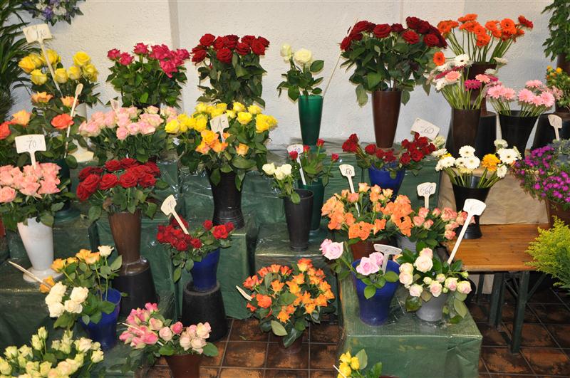 Schnittblumen in Vasen: Rosen, Gerbera und saisonale Blumen