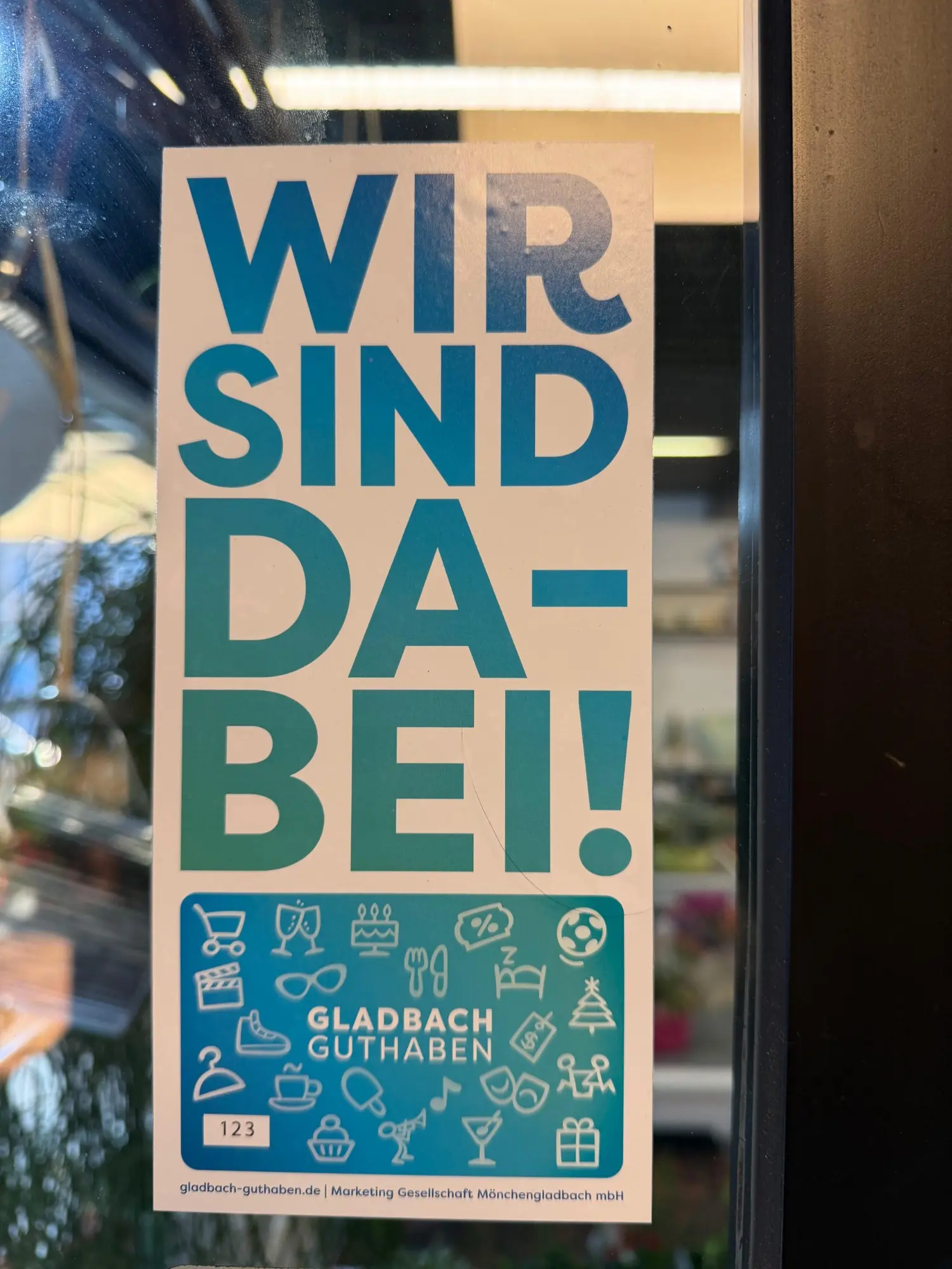 Aufkleber „Wir sind dabei!“ des Gladbach Guthaben an unserer Ladentür